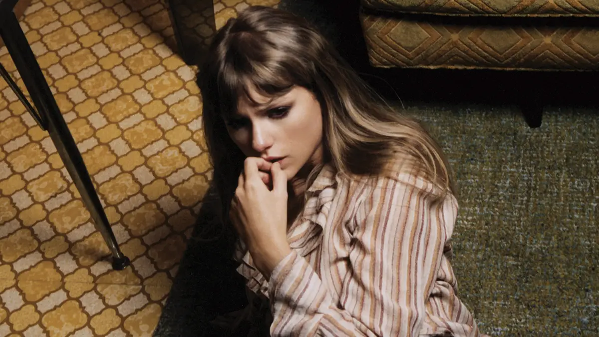 https://thehoneypop.com/wp-content/uploads/2022/11/TaylorSwift_BethGarrabrant_Courtesy_AppleMusic_October2022.jpg