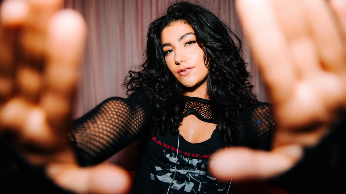 Interview: Haven’t Heard Of Alt-Pop Artist Caroline Romano? ‘It Doesn’t Matter,’ We’ll Introduce You!